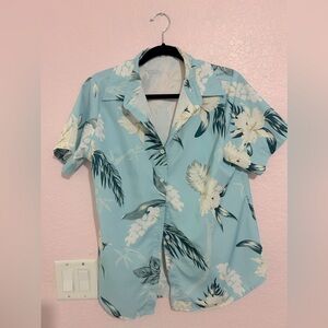 Women’s size small button up Hawaiian shirt.